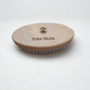 Cepillo artesanal de madera para limpiar trufas, grabado con el logo Pura Trufa, ideal para chefs y amantes de la trufa fresca.