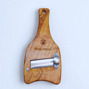 La mandolina Pura Trufa® es una herramienta esencial para quienes entienden la trufa como lo que es: una joya gastronómica que merece el corte perfecto. Fabricada en madera natural y grabada con el logo Pura Trufa®, esta mandolina está hecha a mano, cuidando cada detalle para ofrecer precisión, elegancia y durabilidad. Su diseño permite obtener láminas finísimas y regulares, imprescindibles para que la trufa libere todo su aroma y sabor en el momento del servicio. Cuanto más fina es la lámina, mayor es la superficie de contacto con el plato, y mayor es la experiencia sensorial. Por eso esta mandolina está pensada tanto para chefs profesionales, restaurantes y cocinas de alto nivel, como para amantes de la trufa que quieren disfrutarla en casa como en un gran restaurante. Un utensilio que no solo corta, realza, convierte cada plato en una experiencia y eleva la presentación al nivel que la trufa merece.