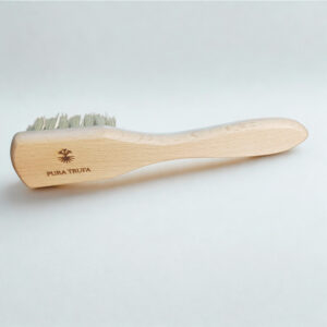 Cepillo pequeño artesanal de madera para limpieza de trufas, grabado con el logo Pura Trufa, perfecto para chefs y amantes de la trufa fresca.