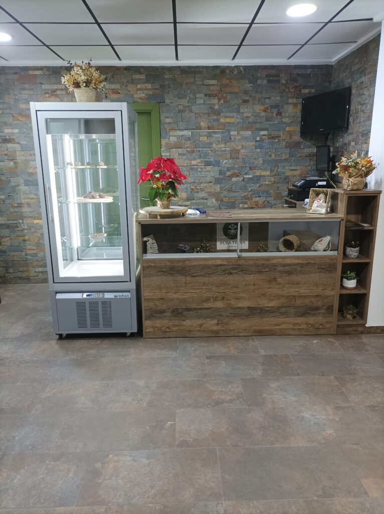 Descubre la tienda física de Pura Trufa: un rincón gourmet dedicado al sabor y la elegancia de la trufa, con atención personalizada y productos exclusivos.