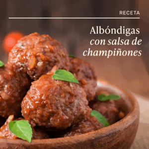 Albóndigas caseras servidas en un cuenco de madera con salsa de champiñones, receta gourmet con un toque natural